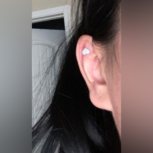 💖 16g 1 Piece CZ Heart Ear Stud NWT - Picture 5 of 10